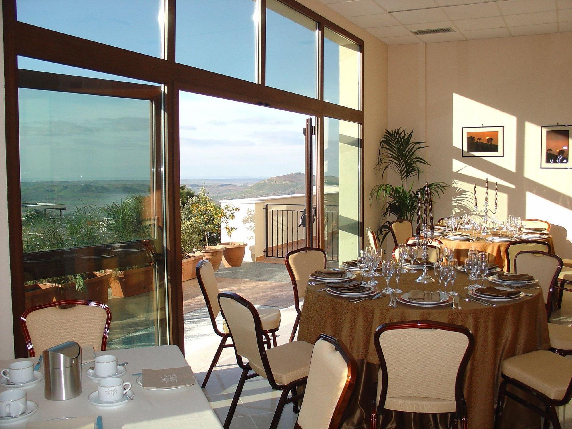 Hotel Villa Mokarta Salemi Ресторант снимка